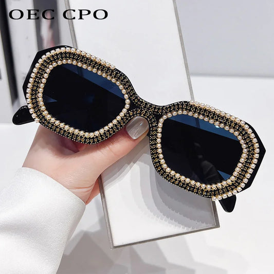 🍒Diamantvierkant-sonbrille met pêrels, vrouemode, luukse strass-modieuse skakerings vir vroue, vroulike sonskerms, veelhoekige brille vir vroue, UV 400-beskerming. Sê Jou Sê Op 'n Pêrelagtige Koel Manier