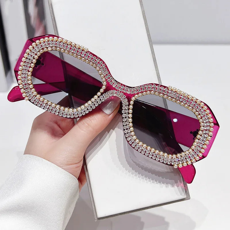 🍒Diamantvierkant-sonbrille met pêrels, vrouemode, luukse strass-modieuse skakerings vir vroue, vroulike sonskerms, veelhoekige brille vir vroue, UV 400-beskerming. Sê Jou Sê Op 'n Pêrelagtige Koel Manier
