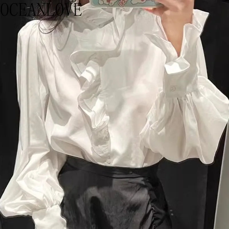 🍒Franse wit roesblouse vir vroue, langmou, asimmetriese staankraag, sjiek hemp, retro geplooide kantoorpendelaar, sagte, soet top, geleentheidsklere, slim-gemaklike drag. Balanseer roesels in jou handsak met hierdie asimmetriese item.