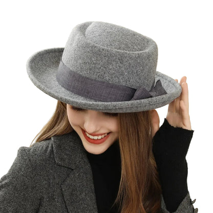 🍒Vroue se herfs- en winterhoed wolvilt fedora met syboog klassieke Italiaanse stylhoed opgerolde rand plat top mode hoofbedekking  FED op met DORA wat jou HOEDE steel kry hierdie en kruip weg in jou koel kas