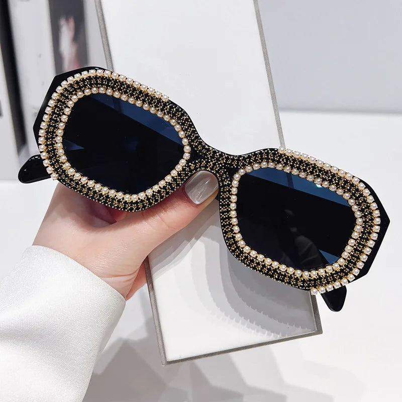 🍒Diamantvierkant-sonbrille met pêrels, vrouemode, luukse strass-modieuse skakerings vir vroue, vroulike sonskerms, veelhoekige brille vir vroue, UV 400-beskerming. Sê Jou Sê Op 'n Pêrelagtige Koel Manier