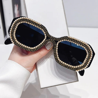🍒Diamantvierkant-sonbrille met pêrels, vrouemode, luukse strass-modieuse skakerings vir vroue, vroulike sonskerms, veelhoekige brille vir vroue, UV 400-beskerming. Sê Jou Sê Op 'n Pêrelagtige Koel Manier