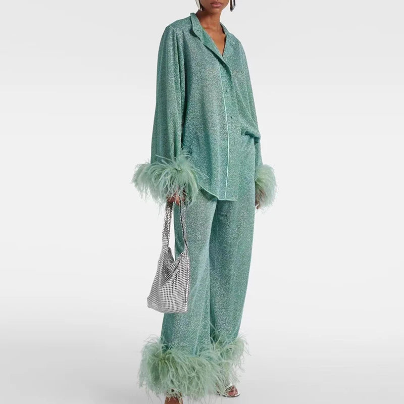 🍒Vroue se staankraag langmou bloes en broekstel met veerbesonderhede, elegante glinsterknope op die hemp en broek, soliede uitrustings herfsmode, partytjiestel geleentheidsdrag.