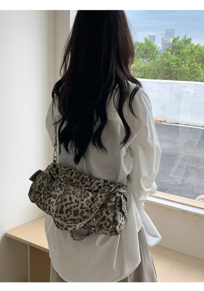 🍒复古豹纹手提包铆钉包机车圆筒包波士顿休闲女包时尚托特包 骑上这只动物，乐趣无穷