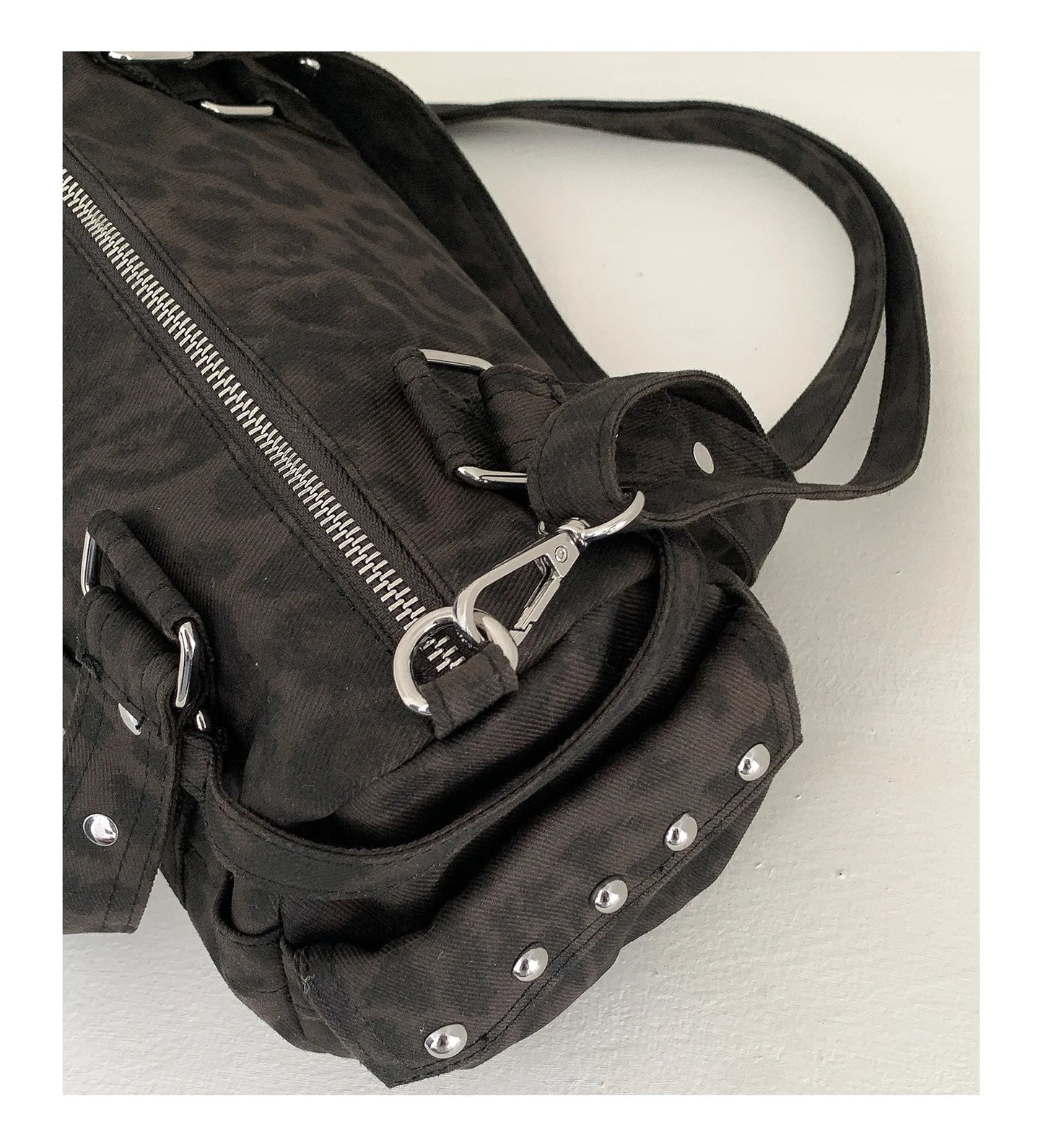 🍒复古豹纹手提包铆钉包机车圆筒包波士顿休闲女包时尚托特包 骑上这只动物，乐趣无穷