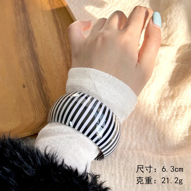🍒Swart-en-wit gestreepte wye armband dik hars C-vorm oop armring vir vroue geskikte vakansiekostuumjuweliersware