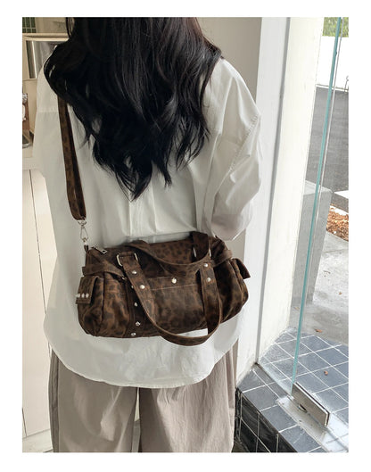 🍒复古豹纹手提包铆钉包机车圆筒包波士顿休闲女包时尚托特包 骑上这只动物，乐趣无穷