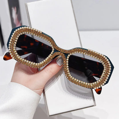 🍒Diamantvierkant-sonbrille met pêrels, vrouemode, luukse strass-modieuse skakerings vir vroue, vroulike sonskerms, veelhoekige brille vir vroue, UV 400-beskerming. Sê Jou Sê Op 'n Pêrelagtige Koel Manier