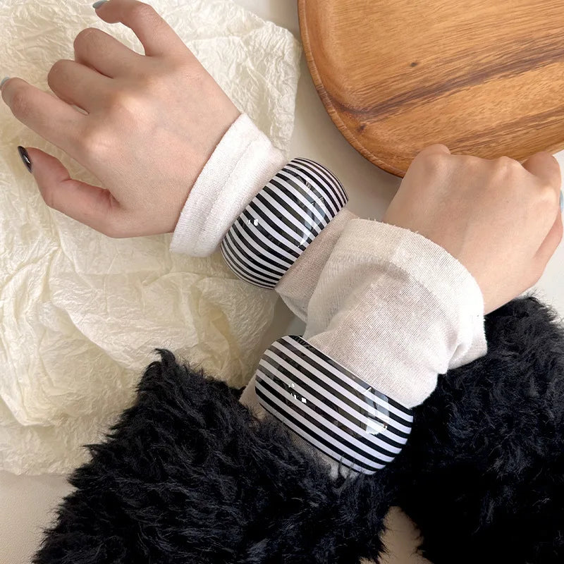 🍒Swart-en-wit gestreepte wye armband dik hars C-vorm oop armring vir vroue geskikte vakansiekostuumjuweliersware