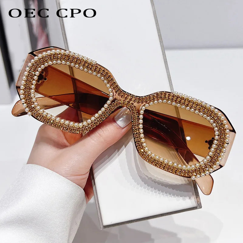🍒Diamantvierkant-sonbrille met pêrels, vrouemode, luukse strass-modieuse skakerings vir vroue, vroulike sonskerms, veelhoekige brille vir vroue, UV 400-beskerming. Sê Jou Sê Op 'n Pêrelagtige Koel Manier