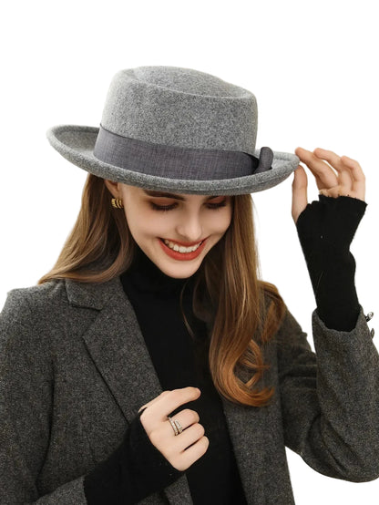 🍒Vroue se herfs- en winterhoed wolvilt fedora met syboog klassieke Italiaanse stylhoed opgerolde rand plat top mode hoofbedekking  FED op met DORA wat jou HOEDE steel kry hierdie en kruip weg in jou koel kas