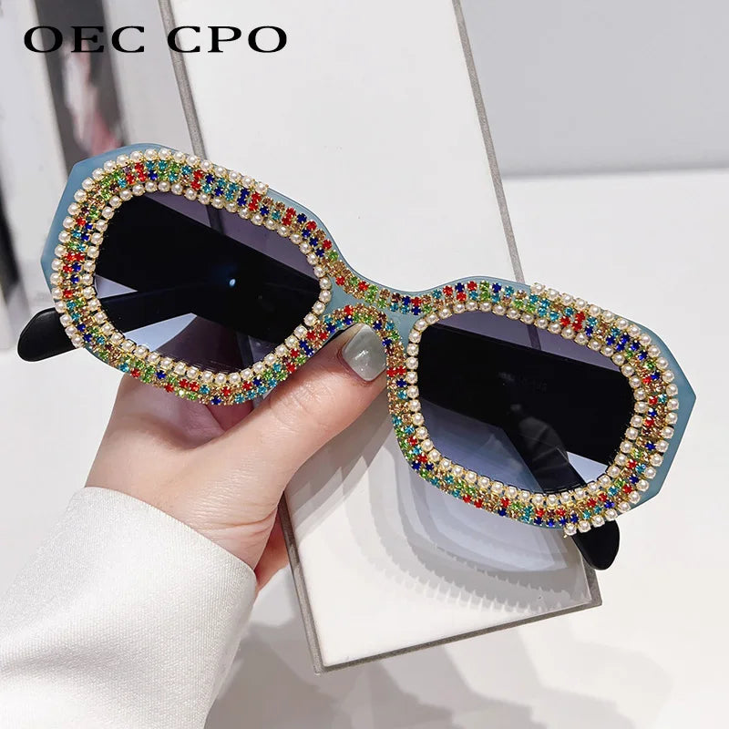 🍒Diamantvierkant-sonbrille met pêrels, vrouemode, luukse strass-modieuse skakerings vir vroue, vroulike sonskerms, veelhoekige brille vir vroue, UV 400-beskerming. Sê Jou Sê Op 'n Pêrelagtige Koel Manier