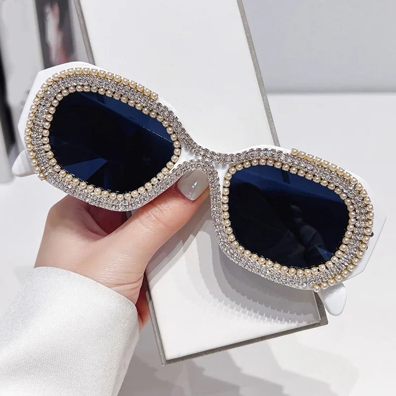 🍒Diamantvierkant-sonbrille met pêrels, vrouemode, luukse strass-modieuse skakerings vir vroue, vroulike sonskerms, veelhoekige brille vir vroue, UV 400-beskerming. Sê Jou Sê Op 'n Pêrelagtige Koel Manier