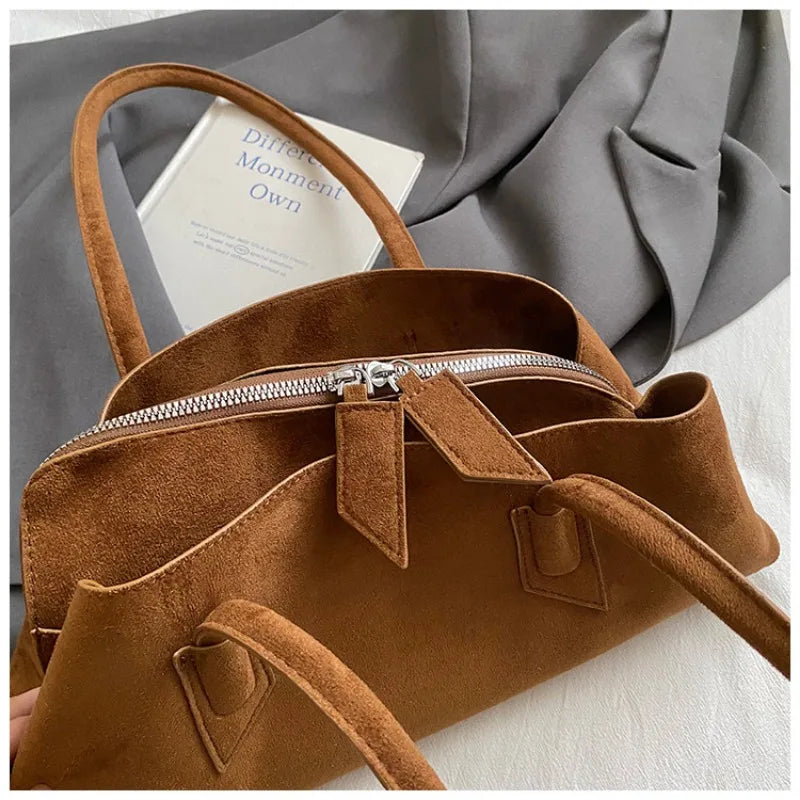 🍒Lekker luukse kunsmatige suede sakke ontwerperhandsakke, spesiale geometriese gelaagde retro skouersak vir vroue okselhandsakke vroulike daaglikse pendelaarsak Moet Nie Oor-haal Nie