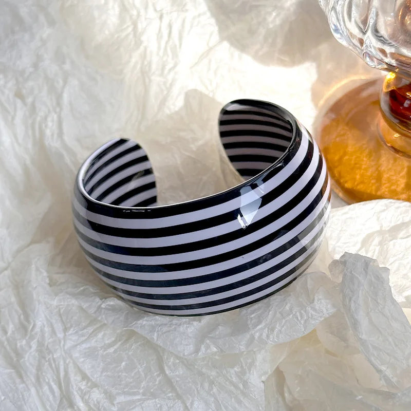 🍒Swart-en-wit gestreepte wye armband dik hars C-vorm oop armring vir vroue geskikte vakansiekostuumjuweliersware