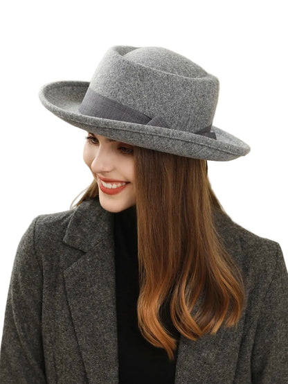 🍒Vroue se herfs- en winterhoed wolvilt fedora met syboog klassieke Italiaanse stylhoed opgerolde rand plat top mode hoofbedekking  FED op met DORA wat jou HOEDE steel kry hierdie en kruip weg in jou koel kas