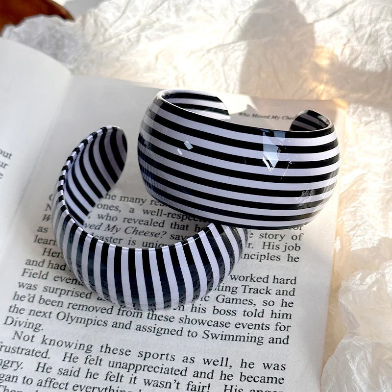 🍒Swart-en-wit gestreepte wye armband dik hars C-vorm oop armring vir vroue geskikte vakansiekostuumjuweliersware