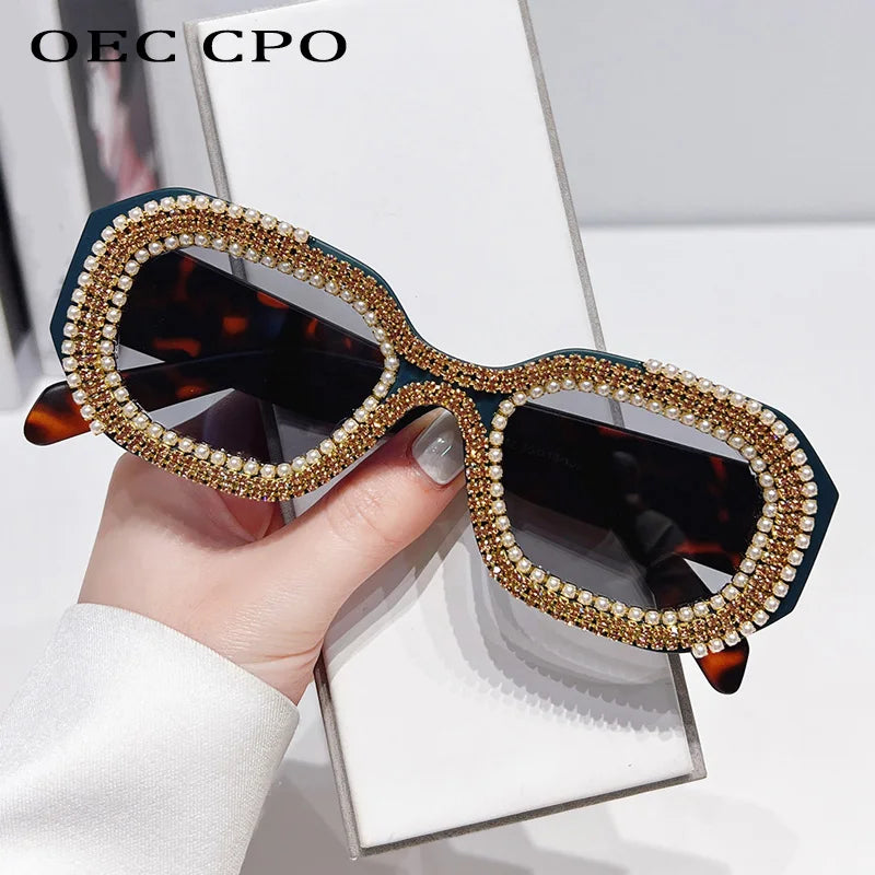 🍒Diamantvierkant-sonbrille met pêrels, vrouemode, luukse strass-modieuse skakerings vir vroue, vroulike sonskerms, veelhoekige brille vir vroue, UV 400-beskerming. Sê Jou Sê Op 'n Pêrelagtige Koel Manier