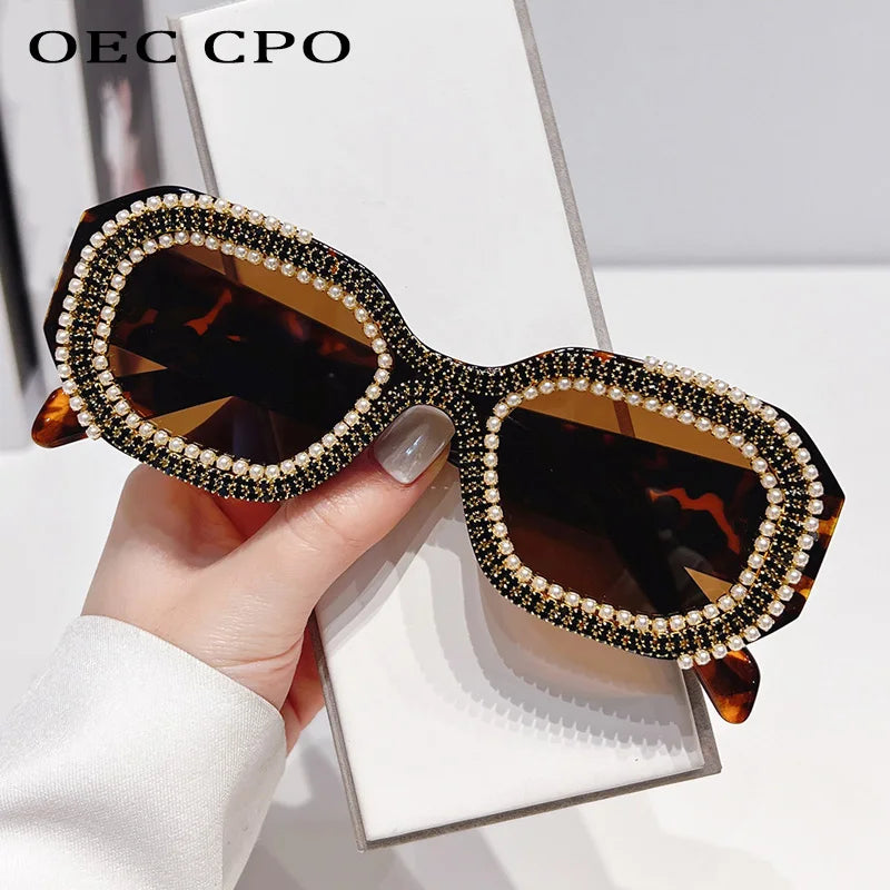 🍒Diamantvierkant-sonbrille met pêrels, vrouemode, luukse strass-modieuse skakerings vir vroue, vroulike sonskerms, veelhoekige brille vir vroue, UV 400-beskerming. Sê Jou Sê Op 'n Pêrelagtige Koel Manier
