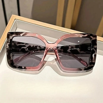 🍒Grootraam-sonbrille dames unisex modebrille vierkant veelsydig kontrasterende kleur eenvoudig UV400-beskerming brille nuwerwetse brille vir vroue Lyk Cool Vierkant