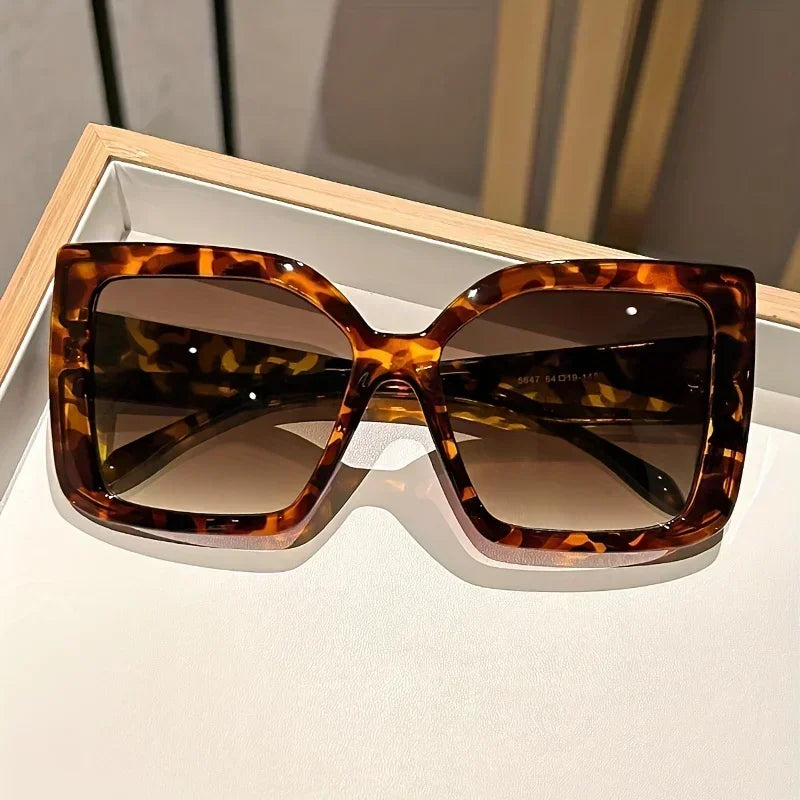 🍒Grootraam-sonbrille dames unisex modebrille vierkant veelsydig kontrasterende kleur eenvoudig UV400-beskerming brille nuwerwetse brille vir vroue Lyk Cool Vierkant