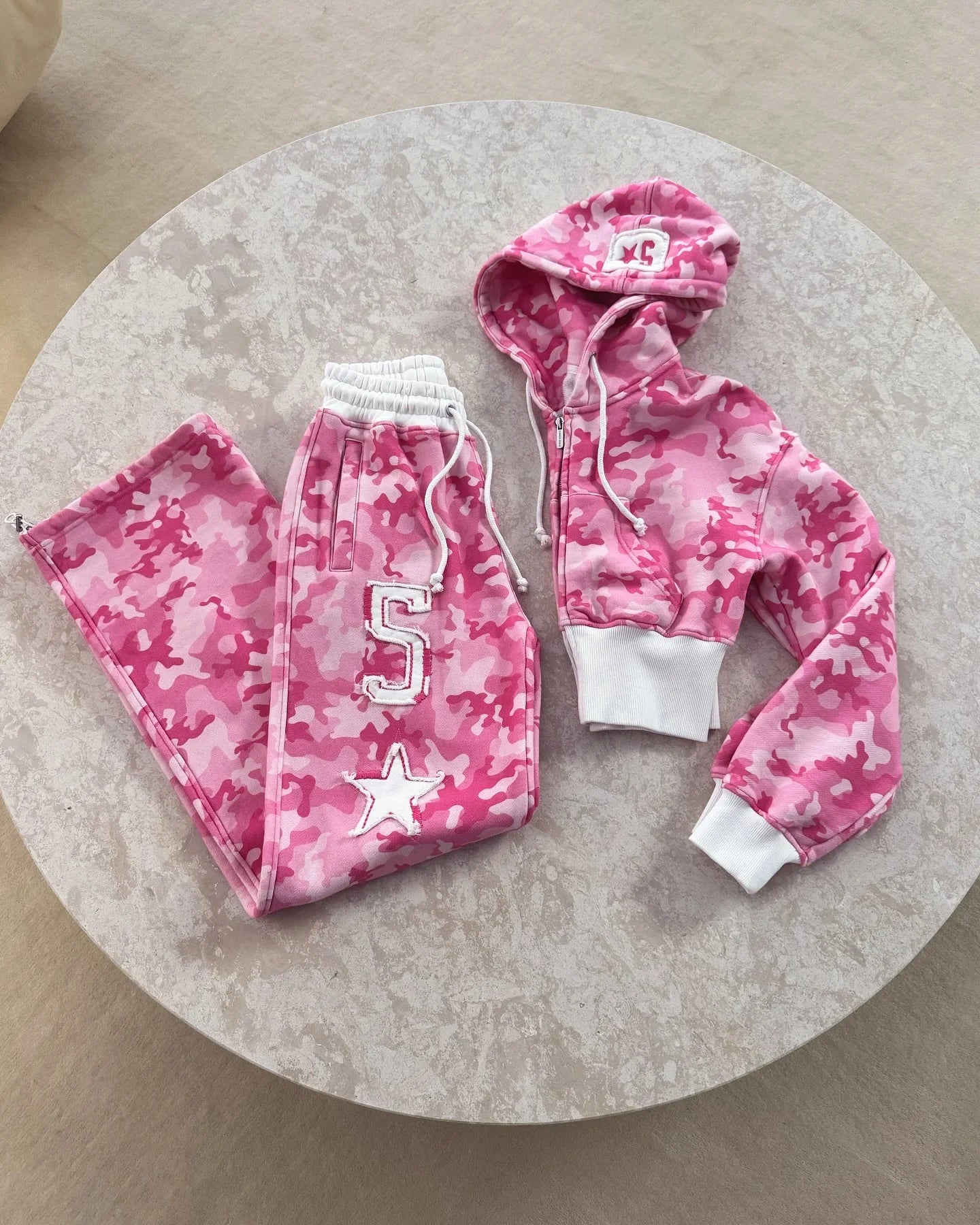 🍒Pienk tweestuk-sportdrag-kamoefleerbroekie met kappie vir vroue y2k-modekamoefleerbokant plus bypassende kamoefleersportbroekstel Veg Vir Jou Pienk Kamoefleer