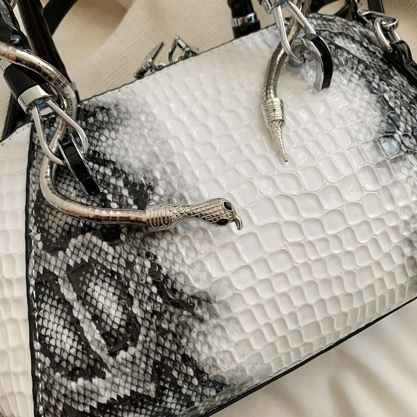 🍒Designer luxury bags for women crocodile pattern grab bag with top-handle hardware wild shoulder crossbody handbag with snake design  Sweet Slippy Snakey