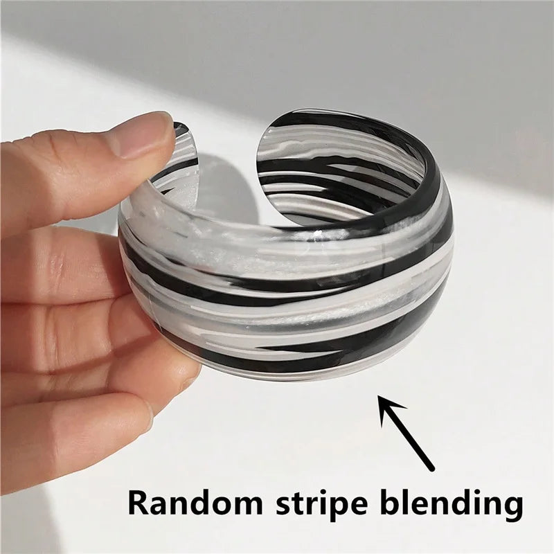 🍒Swart-en-wit gestreepte wye armband dik hars C-vorm oop armring vir vroue geskikte vakansiekostuumjuweliersware