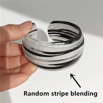 🍒Swart-en-wit gestreepte wye armband dik hars C-vorm oop armring vir vroue geskikte vakansiekostuumjuweliersware