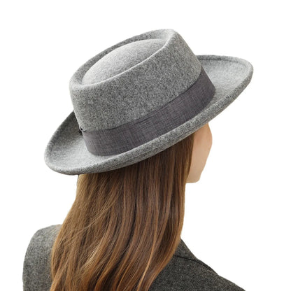 🍒Vroue se herfs- en winterhoed wolvilt fedora met syboog klassieke Italiaanse stylhoed opgerolde rand plat top mode hoofbedekking  FED op met DORA wat jou HOEDE steel kry hierdie en kruip weg in jou koel kas