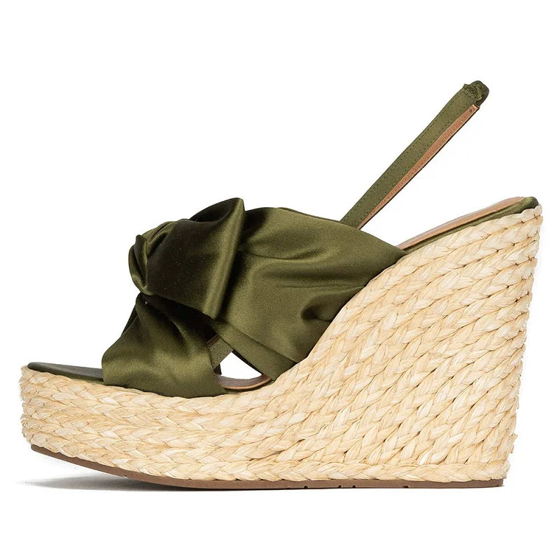 🍒金属蝴蝶结亮金色高跟鞋，细高跟，露跟，适合派对穿着。🍒高坡跟厚底鞋，露跟，露趾凉鞋，带前置蝴蝶结。金色旧时光，你值得拥有。