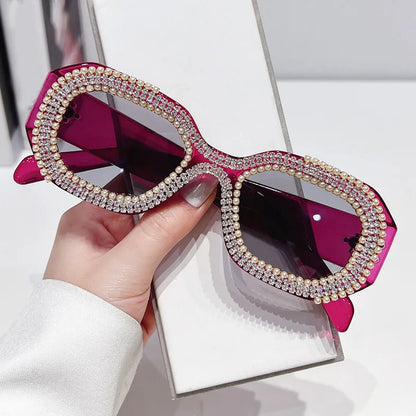 🍒Diamantvierkant-sonbrille met pêrels, vrouemode, luukse strass-modieuse skakerings vir vroue, vroulike sonskerms, veelhoekige brille vir vroue, UV 400-beskerming. Sê Jou Sê Op 'n Pêrelagtige Koel Manier
