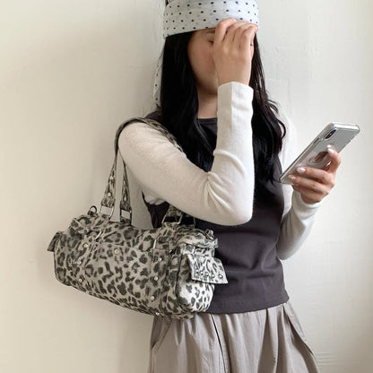 🍒复古豹纹手提包铆钉包机车圆筒包波士顿休闲女包时尚托特包 骑上这只动物，乐趣无穷
