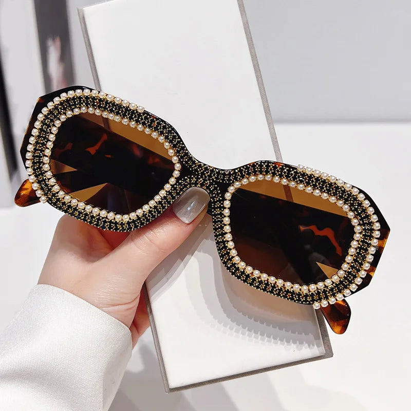 🍒Diamantvierkant-sonbrille met pêrels, vrouemode, luukse strass-modieuse skakerings vir vroue, vroulike sonskerms, veelhoekige brille vir vroue, UV 400-beskerming. Sê Jou Sê Op 'n Pêrelagtige Koel Manier