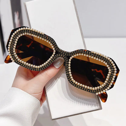 🍒Diamantvierkant-sonbrille met pêrels, vrouemode, luukse strass-modieuse skakerings vir vroue, vroulike sonskerms, veelhoekige brille vir vroue, UV 400-beskerming. Sê Jou Sê Op 'n Pêrelagtige Koel Manier