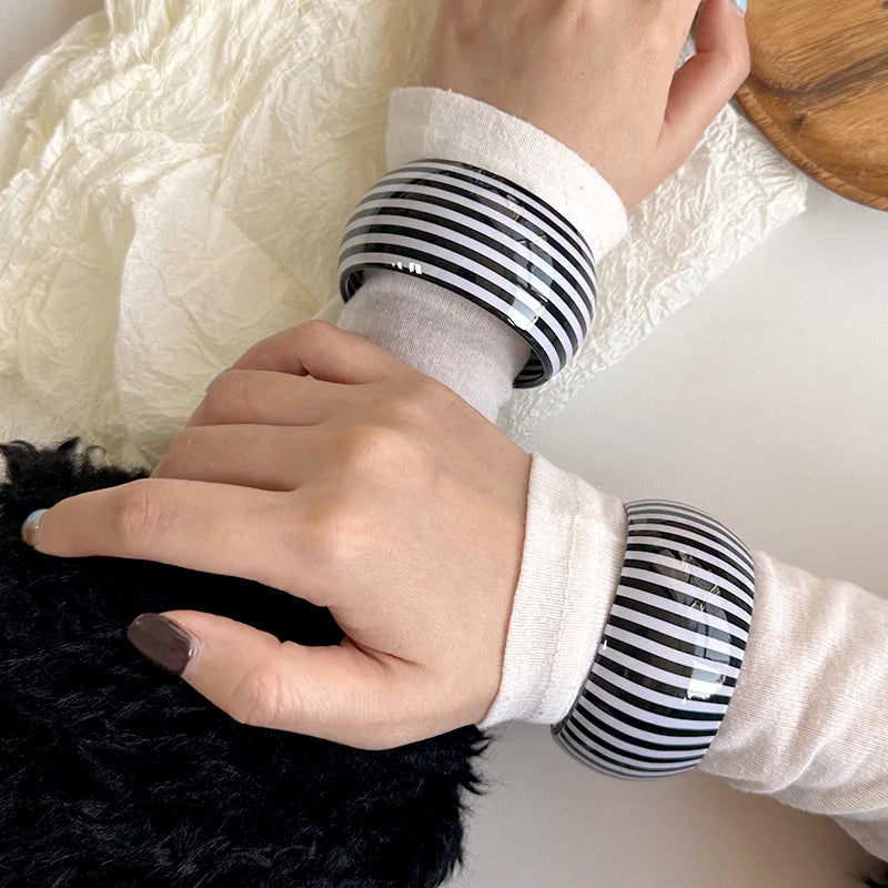 🍒Swart-en-wit gestreepte wye armband dik hars C-vorm oop armring vir vroue geskikte vakansiekostuumjuweliersware