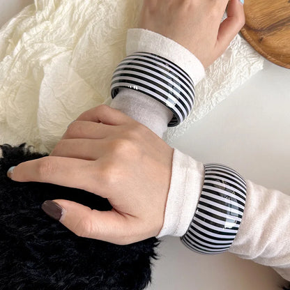 🍒Swart-en-wit gestreepte wye armband dik hars C-vorm oop armring vir vroue geskikte vakansiekostuumjuweliersware